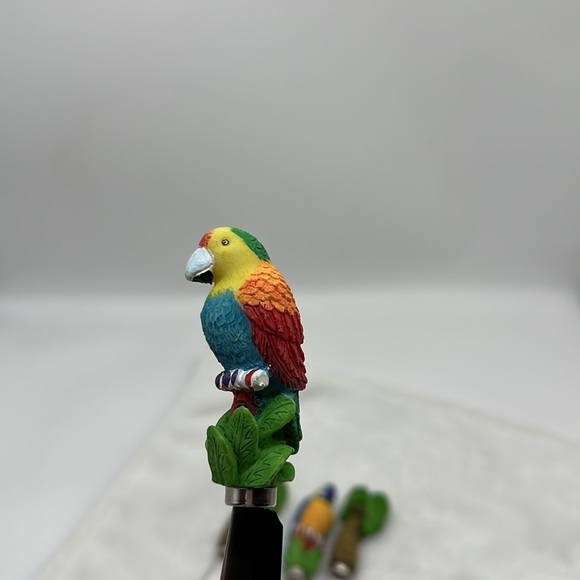 The Boston Warehouse Cheese/Butter Spreader Knives-Set of 4–Resin Painted Handle - Picture 5 of 8